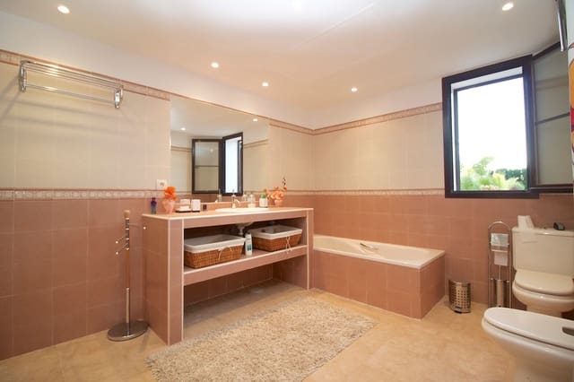 Chalet de 7 habitaciones en El Rosario, Marbella en venta con piscina garaje - 1.390.000 € (Ref: 7391891)