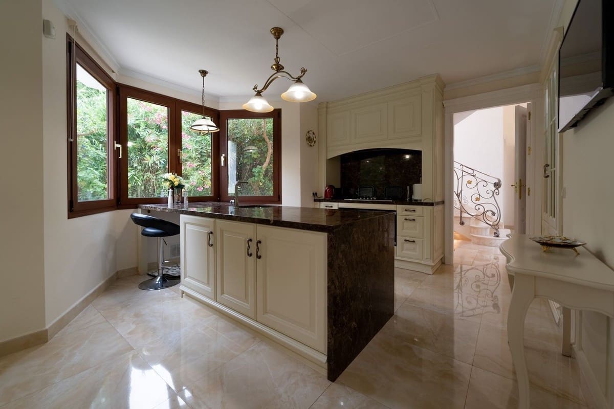 5 bedroom Villa for sale in Marbella with pool garage - € 2,450,000 (Ref: 7703317)