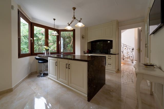 5 bedroom Villa for sale in Hacienda Las Chapas, Marbella with pool garage - € 2,450,000 (Ref: 7703317)