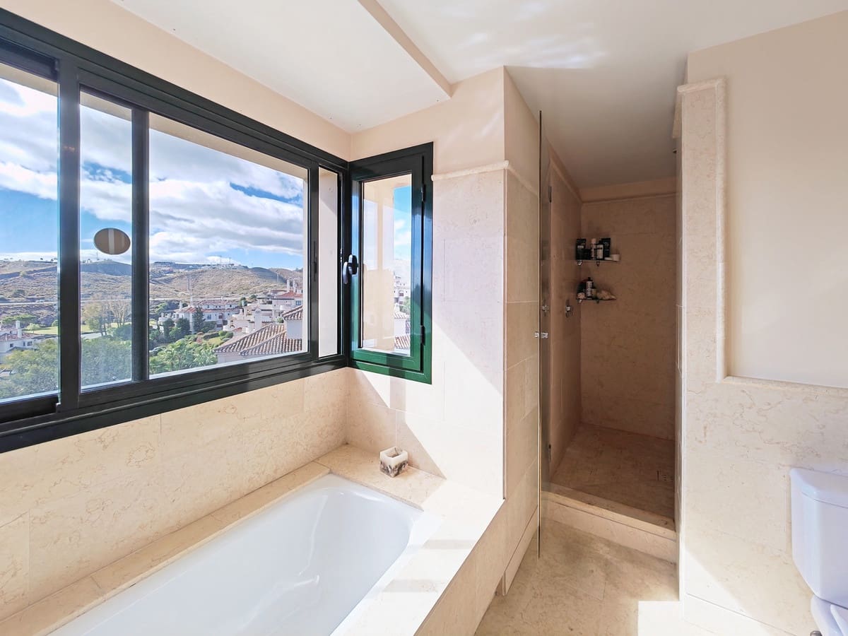 Apartamento de 4 habitaciones en Benahavís en venta con piscina garaje - 1.750.000 € (Ref: 7932964)