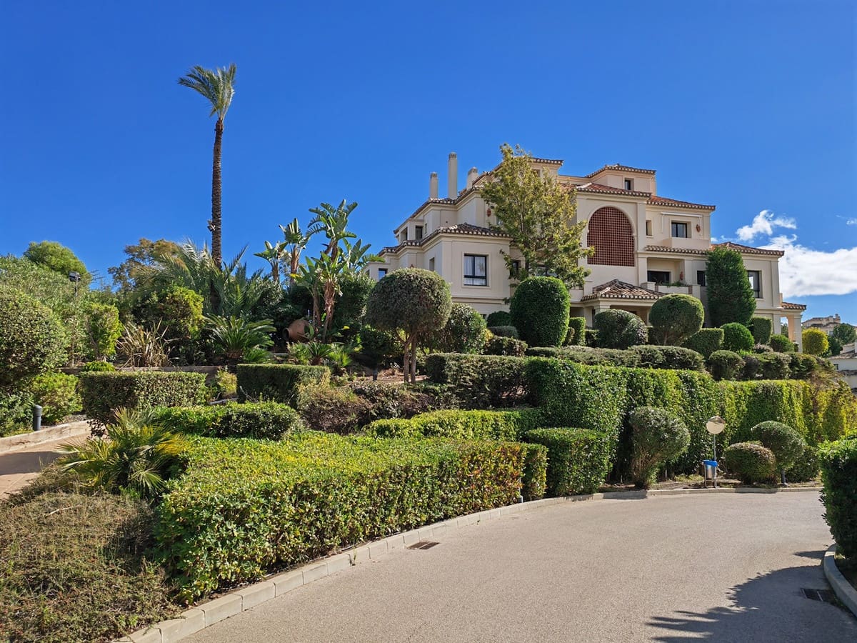 4 soverom Leilighet til salgs i Benahavis med svømmebasseng garasje - € 1 750 000 (Ref: 7932964)