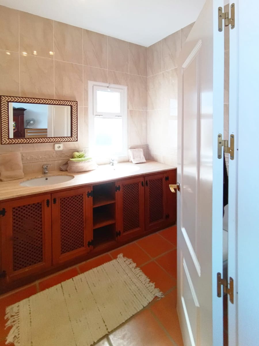 5 Zimmer Villa zu verkaufen in Sotogrande mit Pool Garage - 980.000 € (Ref: 8099619)