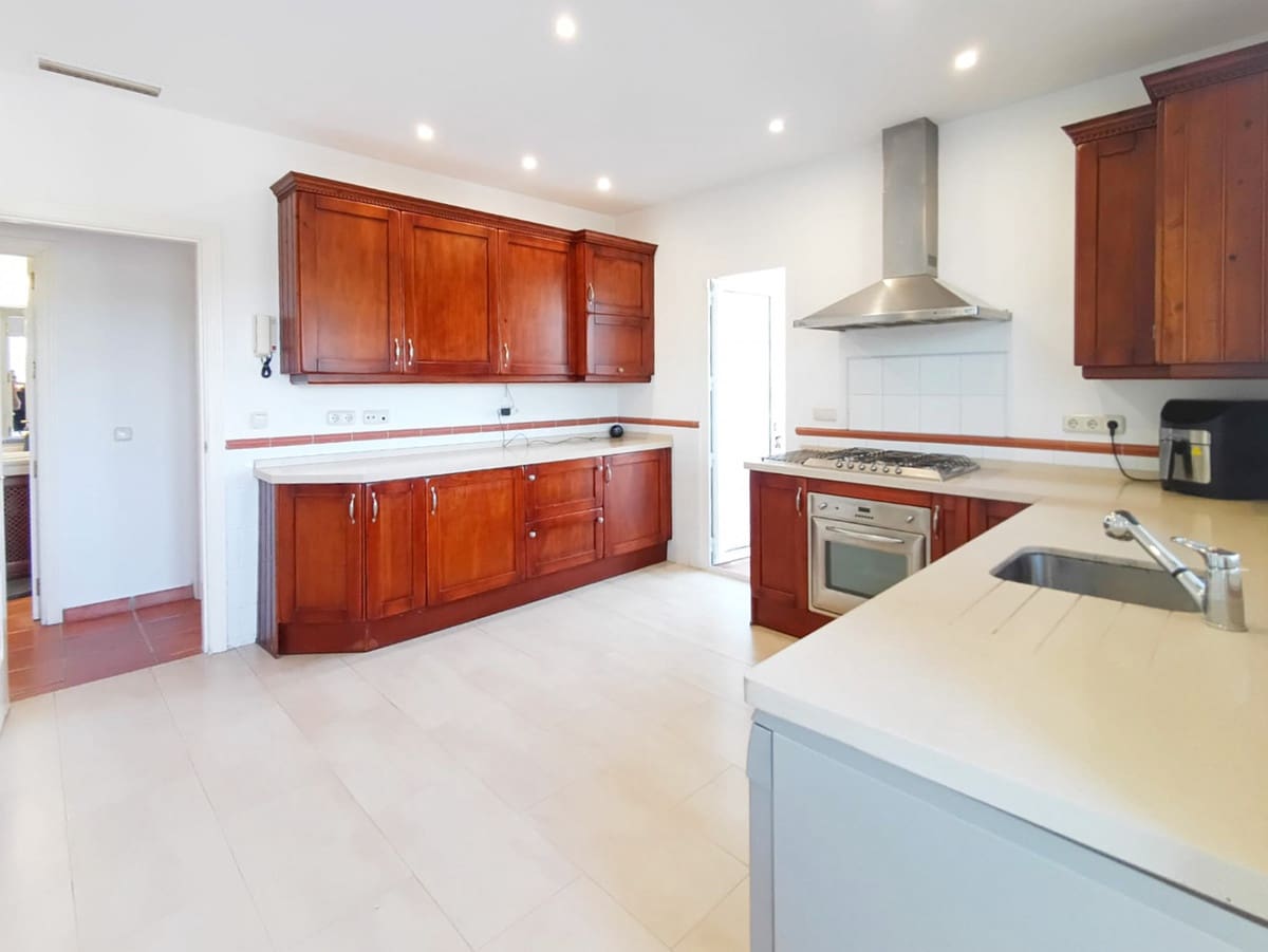 5 Zimmer Villa zu verkaufen in Sotogrande mit Pool Garage - 980.000 € (Ref: 8099619)