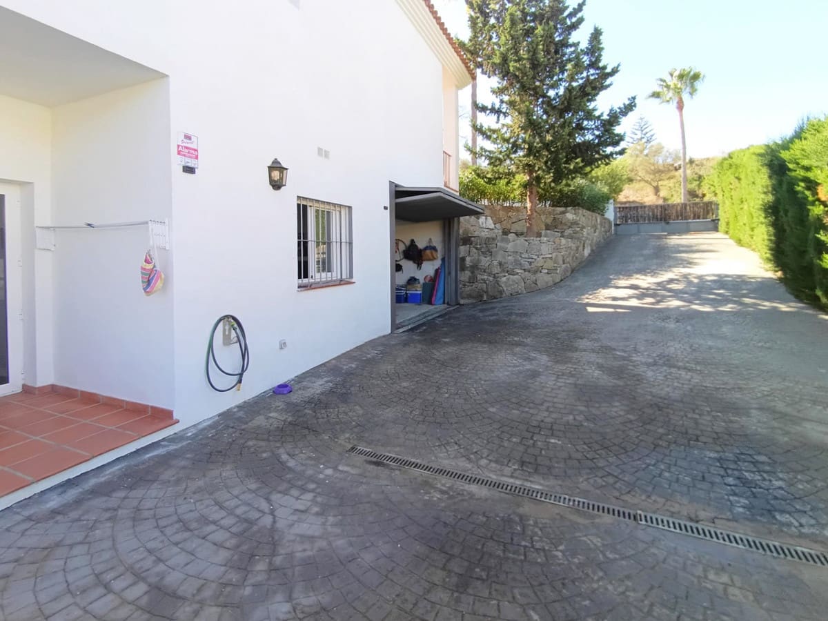 5 Zimmer Villa zu verkaufen in Sotogrande mit Pool Garage - 980.000 € (Ref: 8099619)