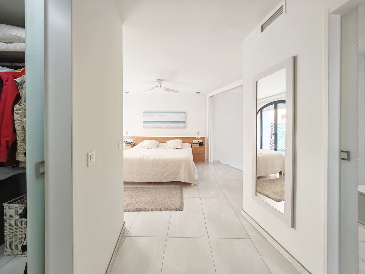 2 soverom Leilighet til salgs i Cabopino med svømmebasseng garasje - € 850 000 (Ref: 8139879)