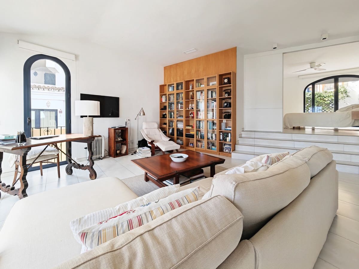 2 soverom Leilighet til salgs i Cabopino med svømmebasseng garasje - € 850 000 (Ref: 8139879)