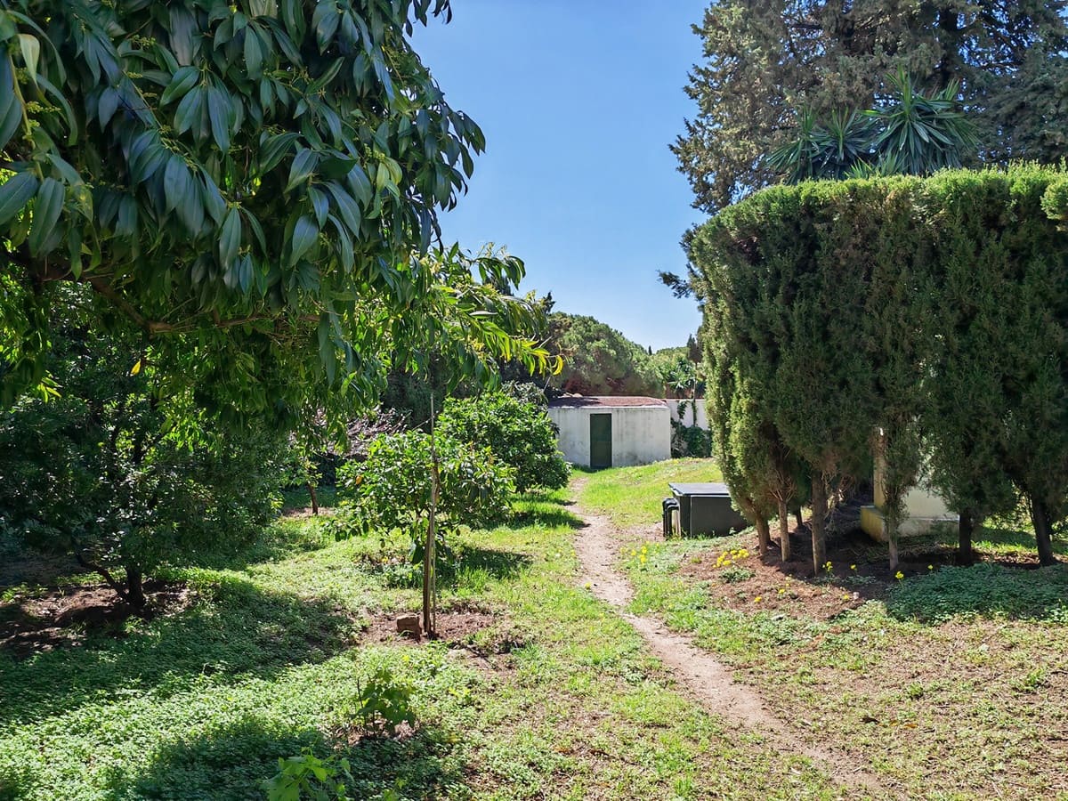 8 bedroom Villa for sale in Mijas Costa with pool garage - € 2,350,000 (Ref: 8199762)