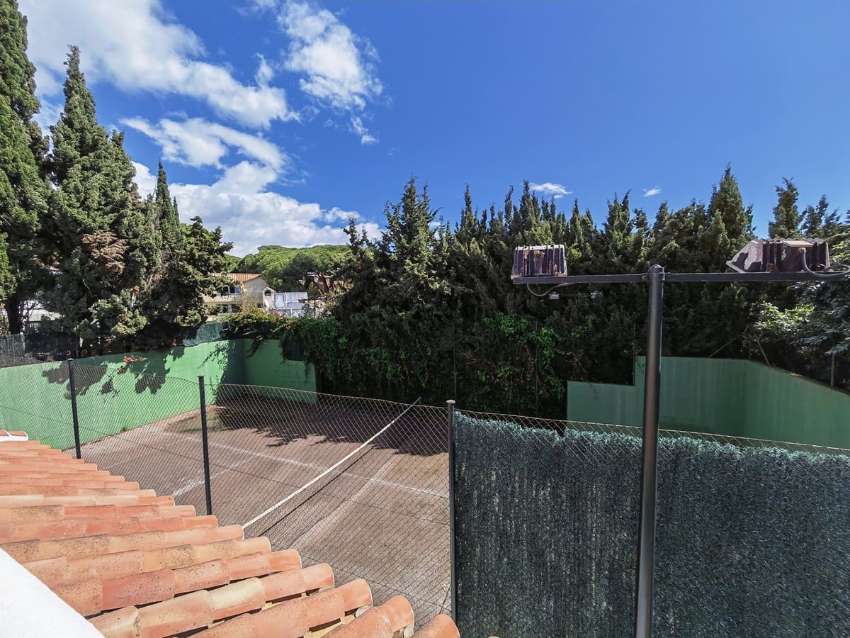 8 bedroom Villa for sale in Mijas Costa with pool garage - € 2,350,000 (Ref: 8199762)