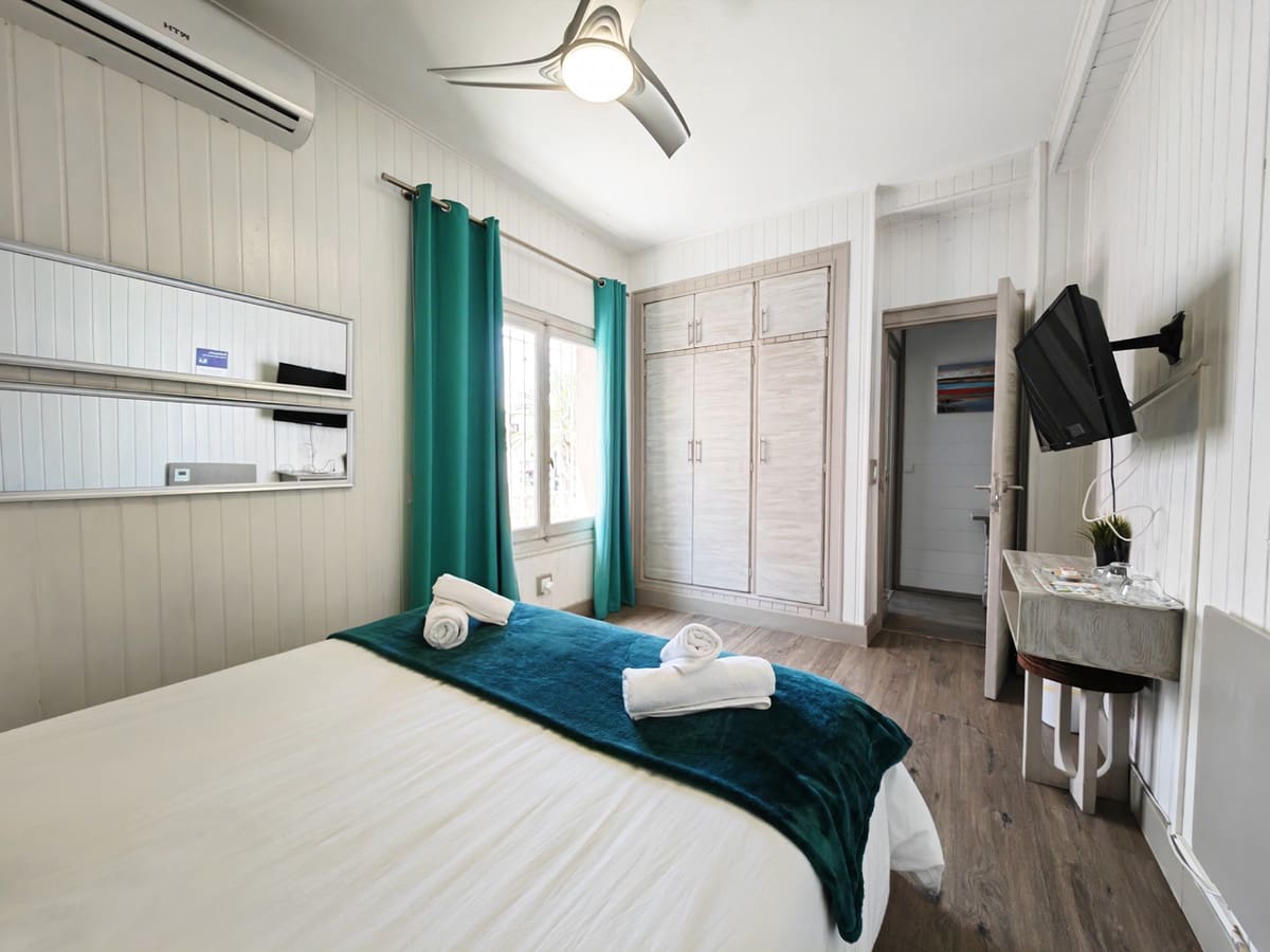 8 bedroom Villa for sale in Marbella - € 1,700,000 (Ref: 8305499)