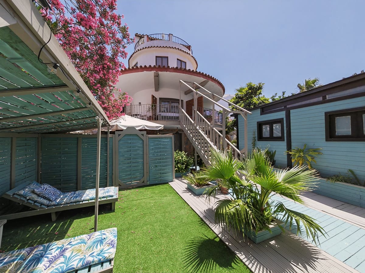 8 bedroom Villa for sale in Marbella - € 1,700,000 (Ref: 8305499)