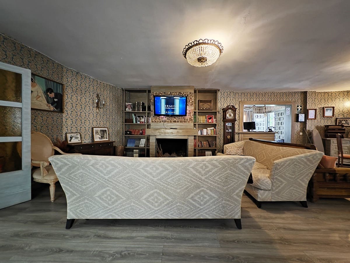 8 bedroom Villa for sale in Marbella - € 1,700,000 (Ref: 8305499)