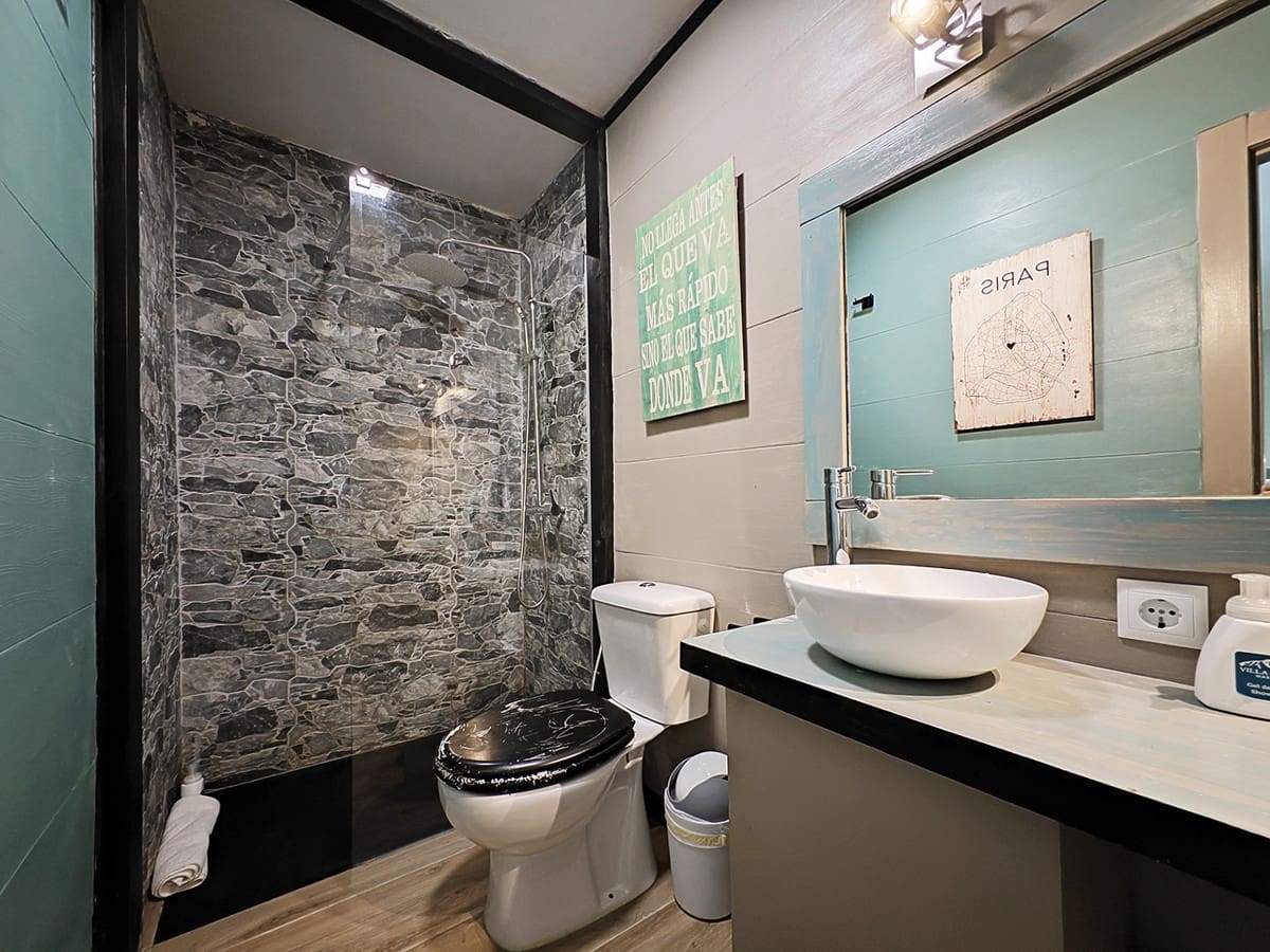 8 bedroom Villa for sale in Marbella - € 1,700,000 (Ref: 8305499)