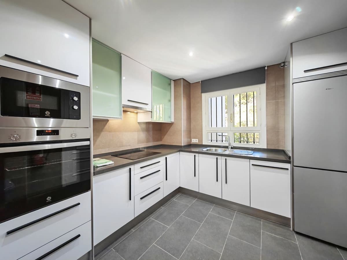 2 makuuhuone Huoneisto vuokrattavana paikassa Cabopino mukana uima-altaan - 2 500 € (Ref: 8488483)