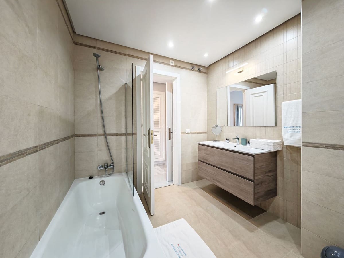 2 makuuhuone Huoneisto vuokrattavana paikassa Cabopino mukana uima-altaan - 2 500 € (Ref: 8488483)