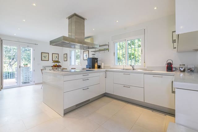 5 sypialnia Willa na sprzedaż w Elviria, Marbella z basenem garażem - 2 290 000 € (Ref: 8620291)