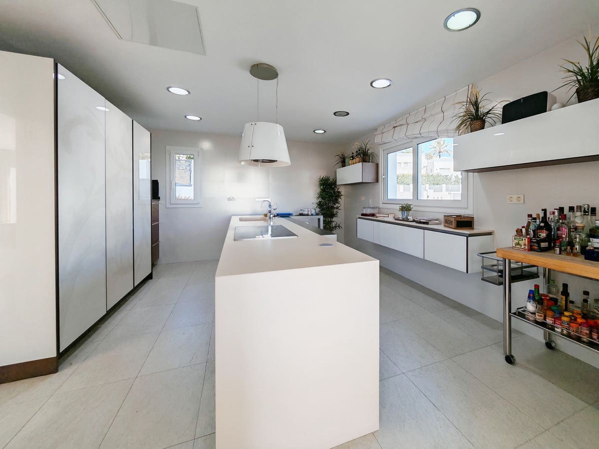 6 bedroom Villa for sale in El Rosario with pool garage - € 2,285,000 (Ref: 8641200)