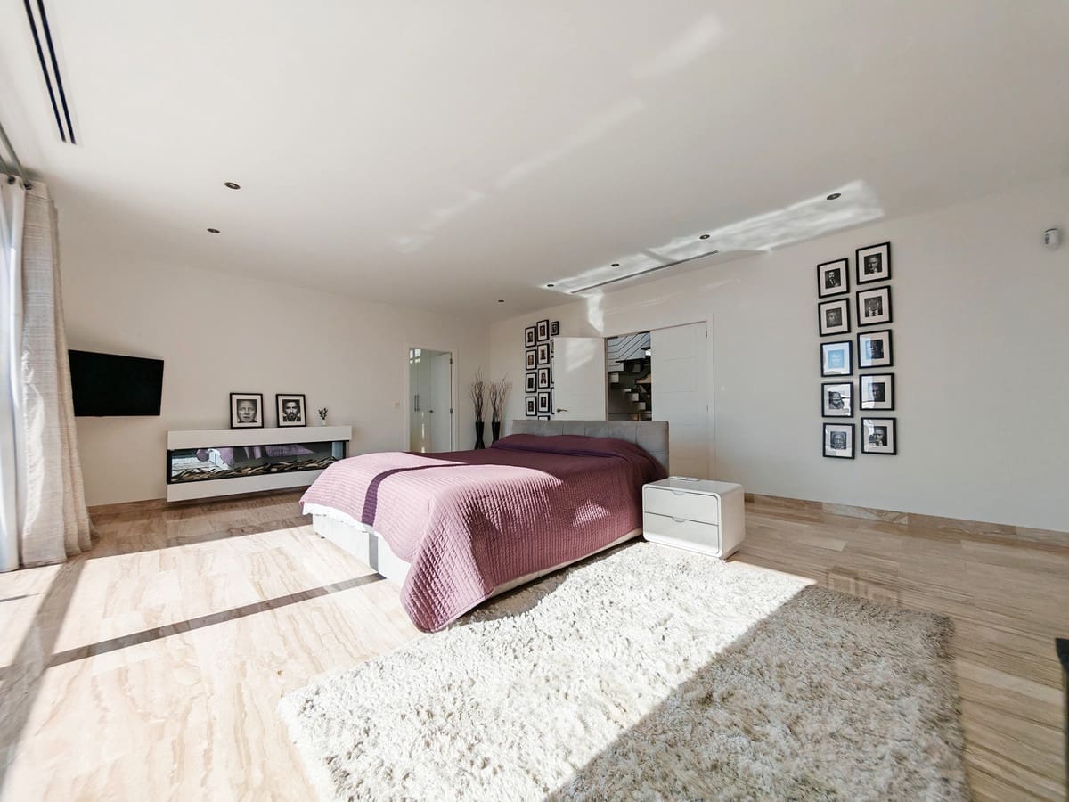 6 bedroom Villa for sale in El Rosario with pool garage - € 2,285,000 (Ref: 8641200)