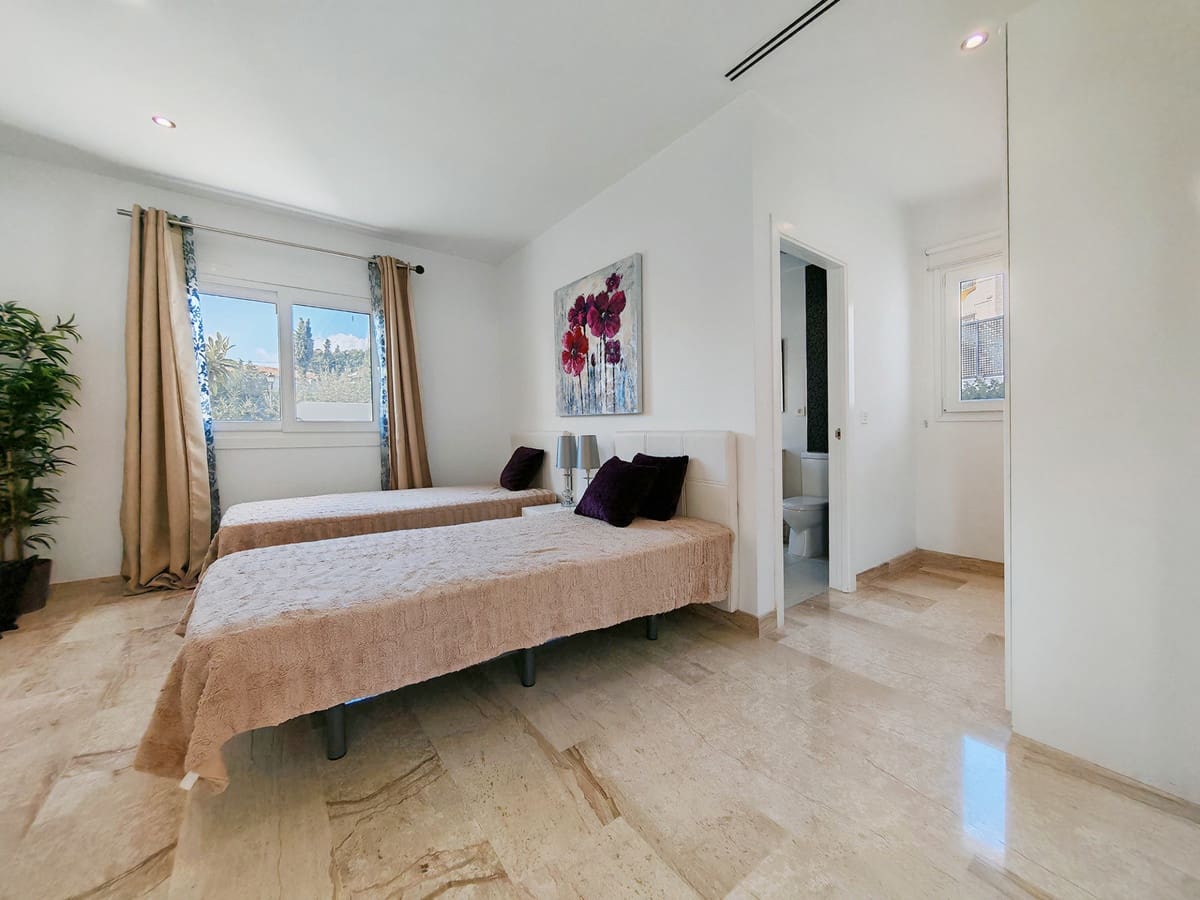 6 bedroom Villa for sale in El Rosario with pool garage - € 2,285,000 (Ref: 8641200)