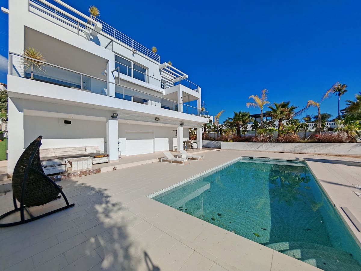 6 bedroom Villa for sale in El Rosario with pool garage - € 2,285,000 (Ref: 8641200)