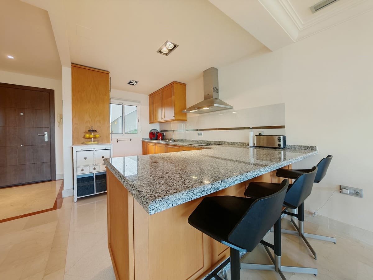 2 slaapkamer Appartement te koop in Nueva Andalucia met zwembad garage - € 560.000 (Ref: 8836822)