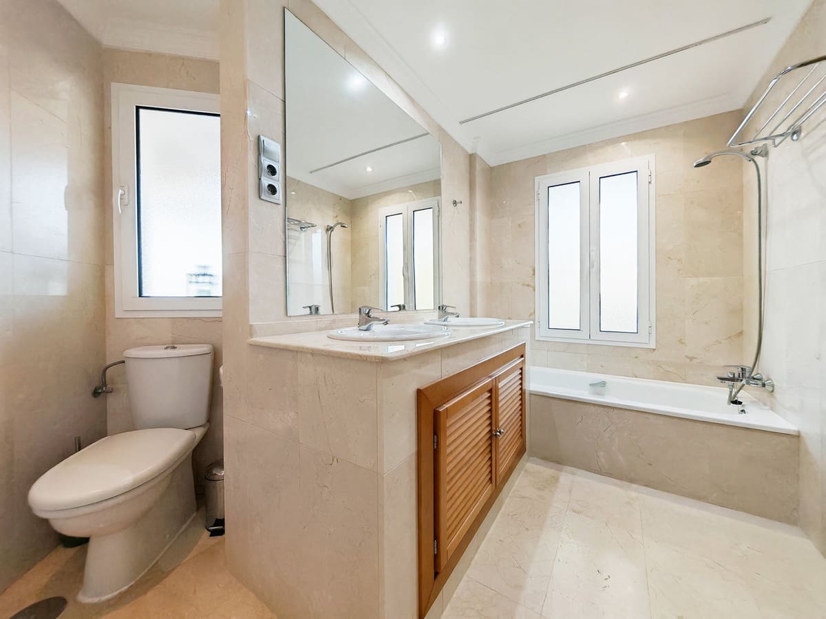 2 slaapkamer Appartement te koop in Nueva Andalucia met zwembad garage - € 560.000 (Ref: 8836822)