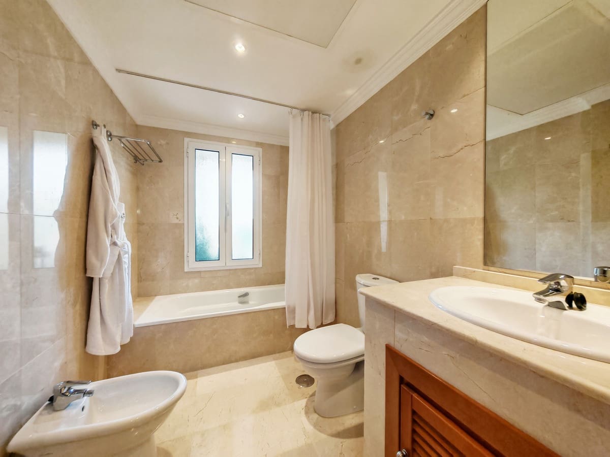 2 slaapkamer Appartement te koop in Nueva Andalucia met zwembad garage - € 560.000 (Ref: 8836822)