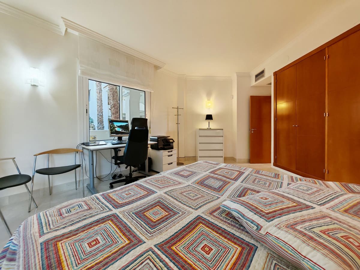 2 slaapkamer Appartement te koop in Nueva Andalucia met zwembad garage - € 560.000 (Ref: 8836822)