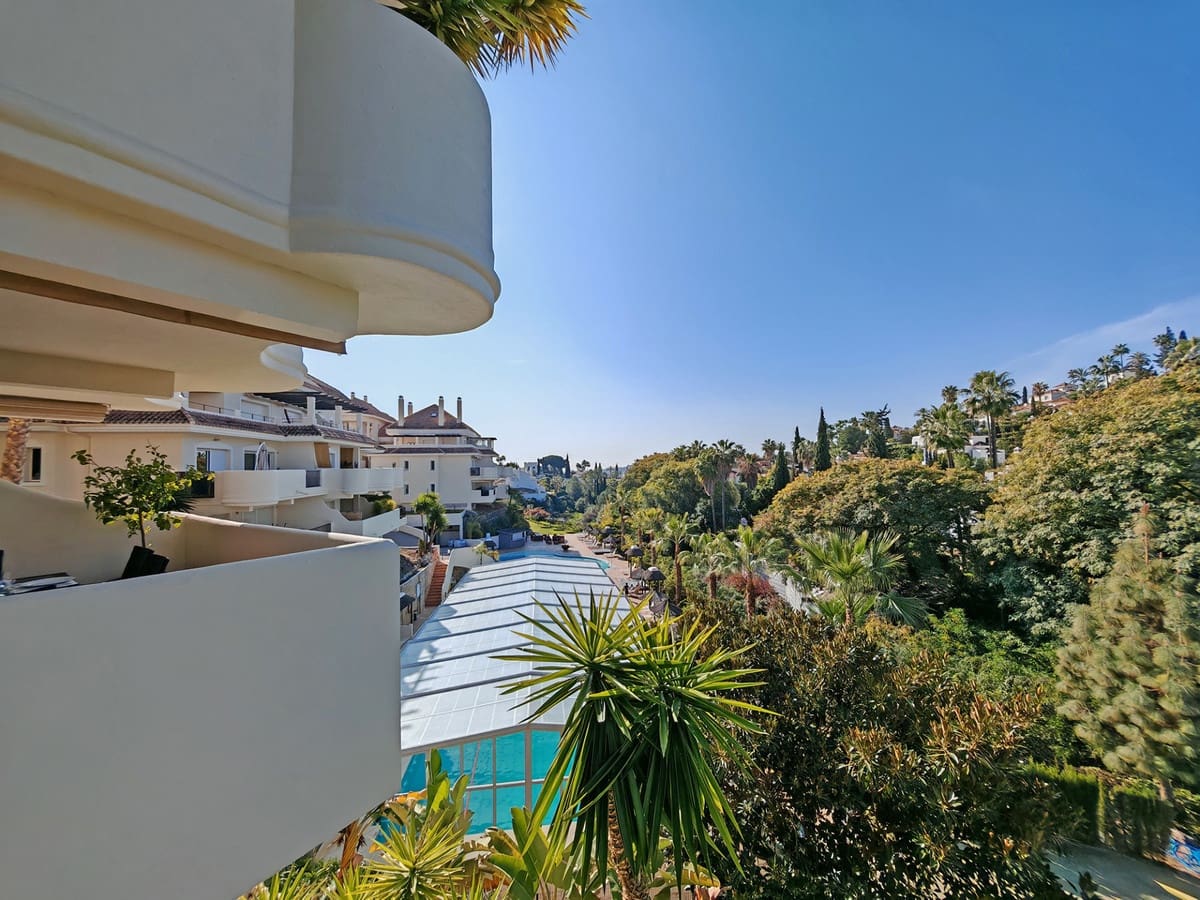 2 bedroom Apartment for sale in Nueva Andalucia with pool garage - € 560,000 (Ref: 8836822)