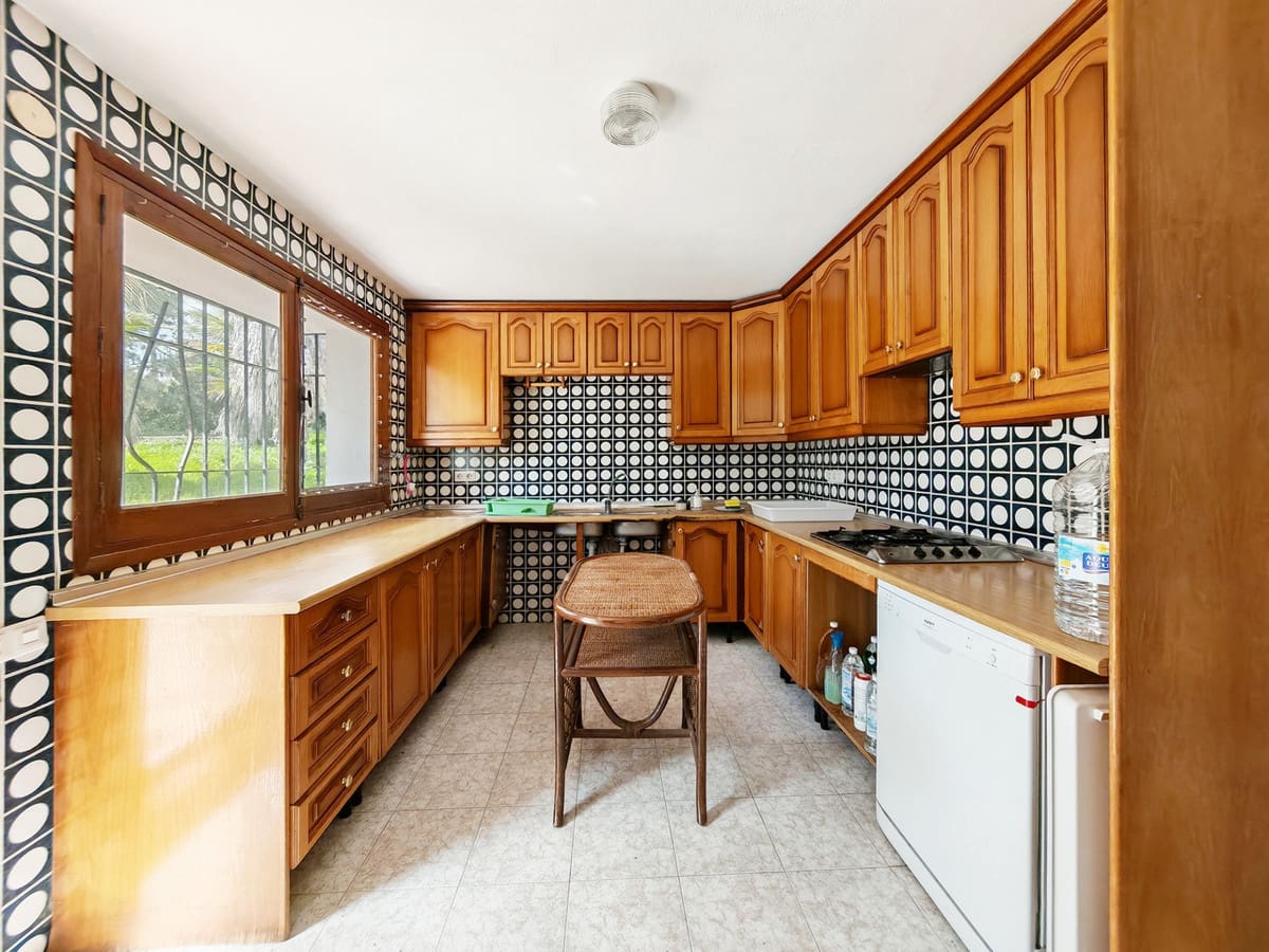 5 bedroom Villa for sale in Marbella with pool - € 1,975,000 (Ref: 8843590)