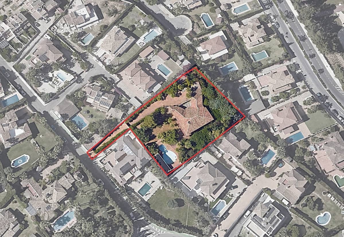 5 bedroom Villa for sale in Marbella with pool - € 1,975,000 (Ref: 8843590)