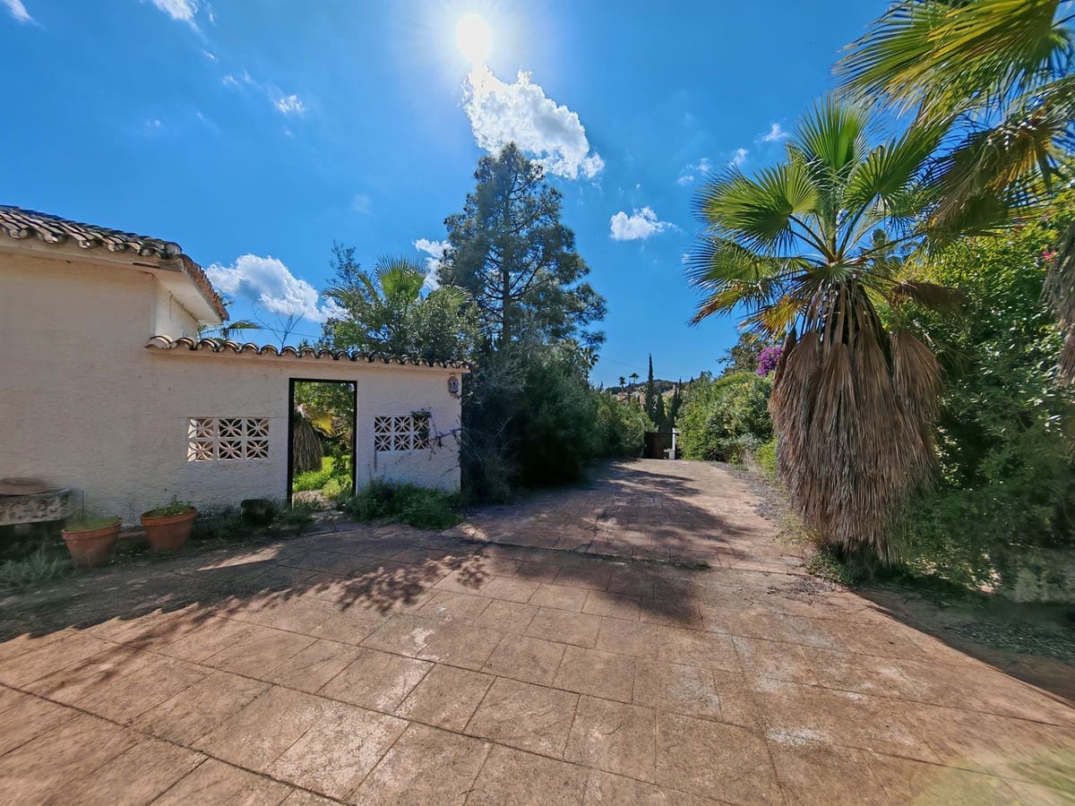 5 sovrum Villa till salu i Marbella med pool - 1 975 000 € (Ref: 8843590)