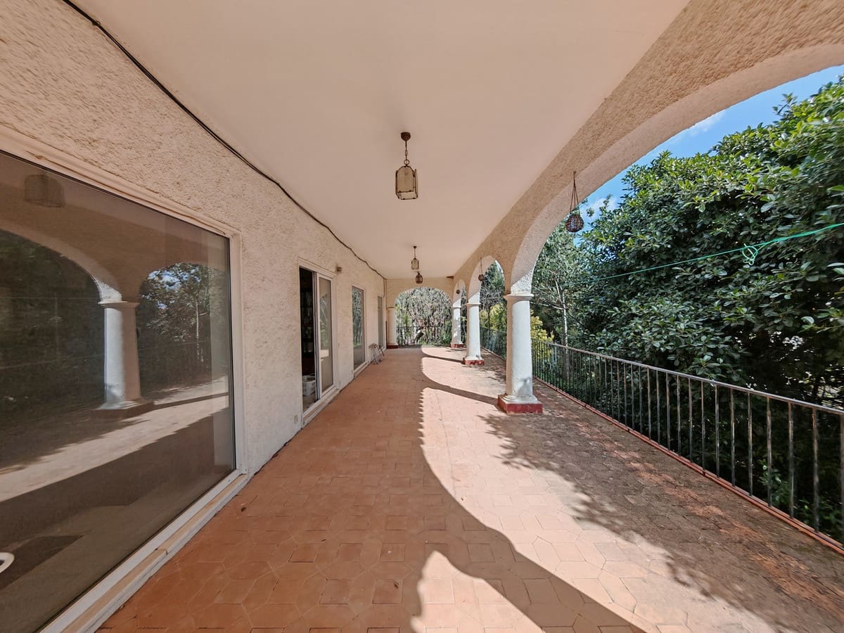 5 bedroom Villa for sale in Marbella with pool - € 1,975,000 (Ref: 8843590)