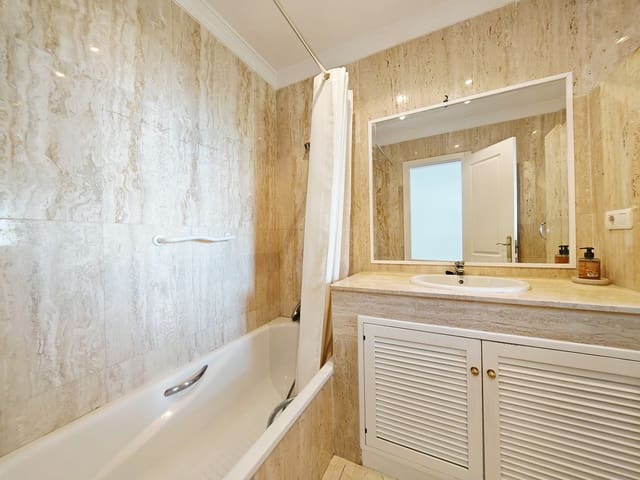 2 soveværelse Lejlighed til salg i Elviria, Marbella med swimmingpool garage - € 490.000 (Ref: 8894984)