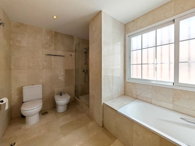 5 sypialnia Willa na sprzedaż w Las Chapas, Marbella z basenem garażem - 1 100 000 € (Ref: 8913240)