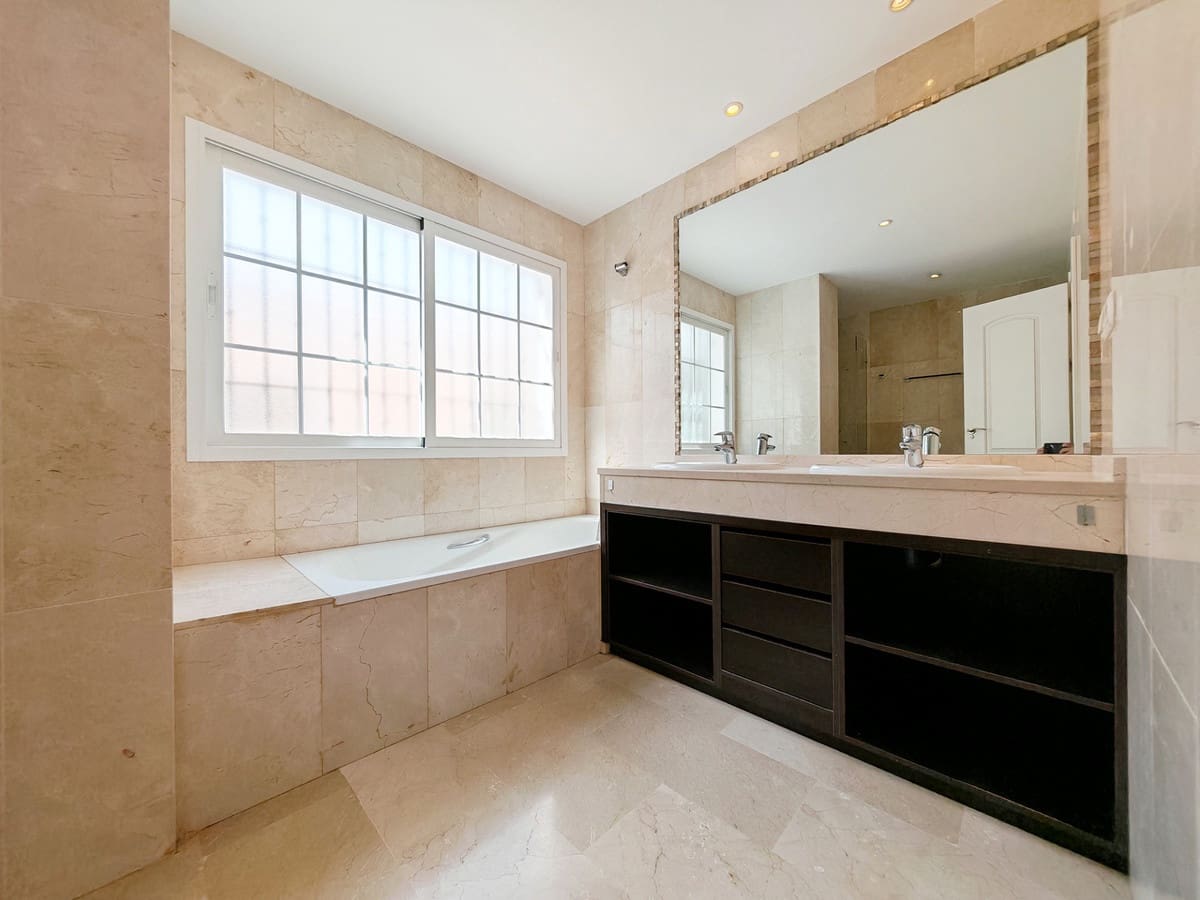 5 chambre Villa/Maison à vendre à Las Chapas avec piscine garage - 1 025 000 € (Ref: 8913240)