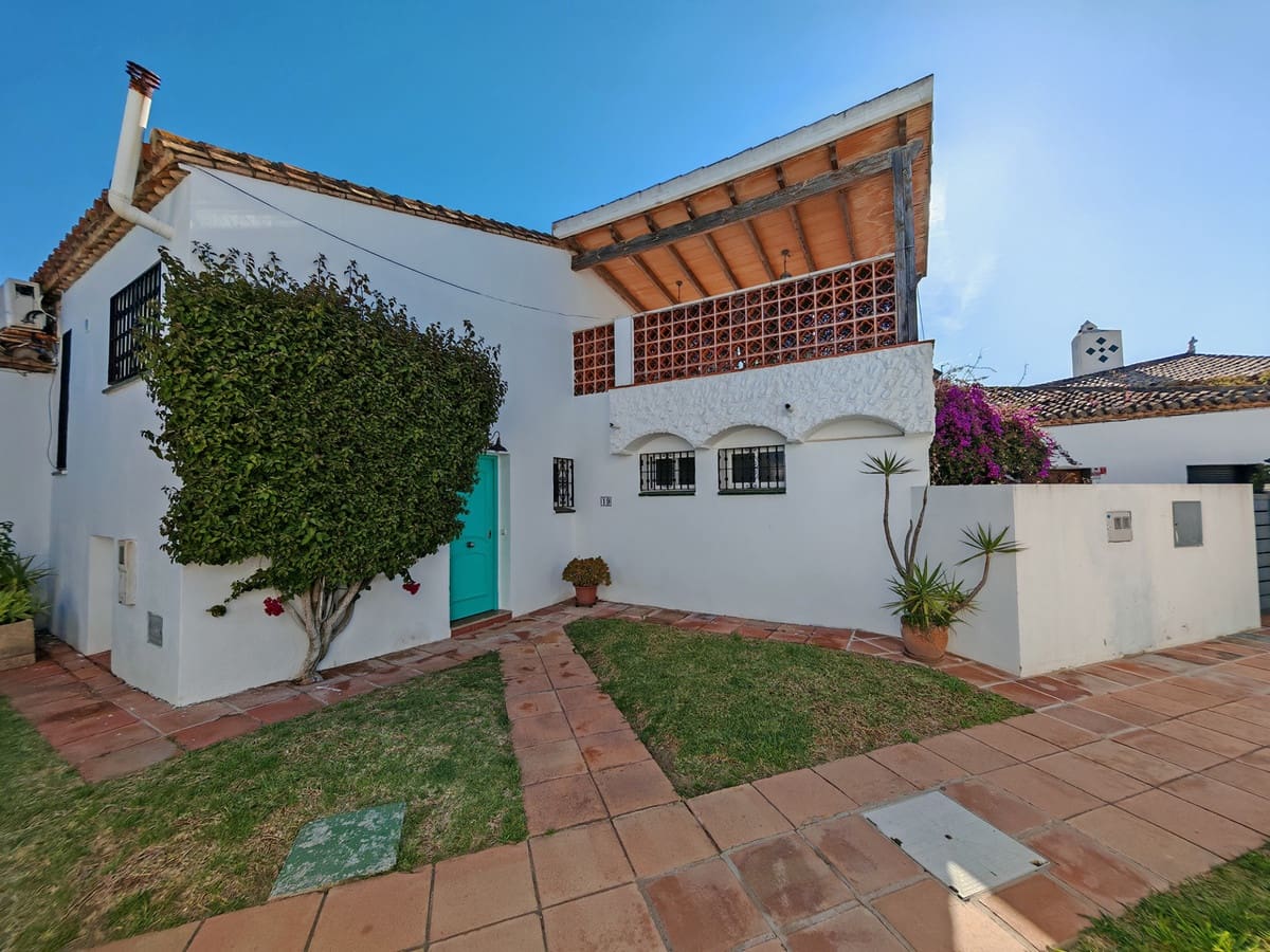 3 soveværelse Villa til salg i Bahia Dorada med swimmingpool - € 549.000 (Ref: 8976510)