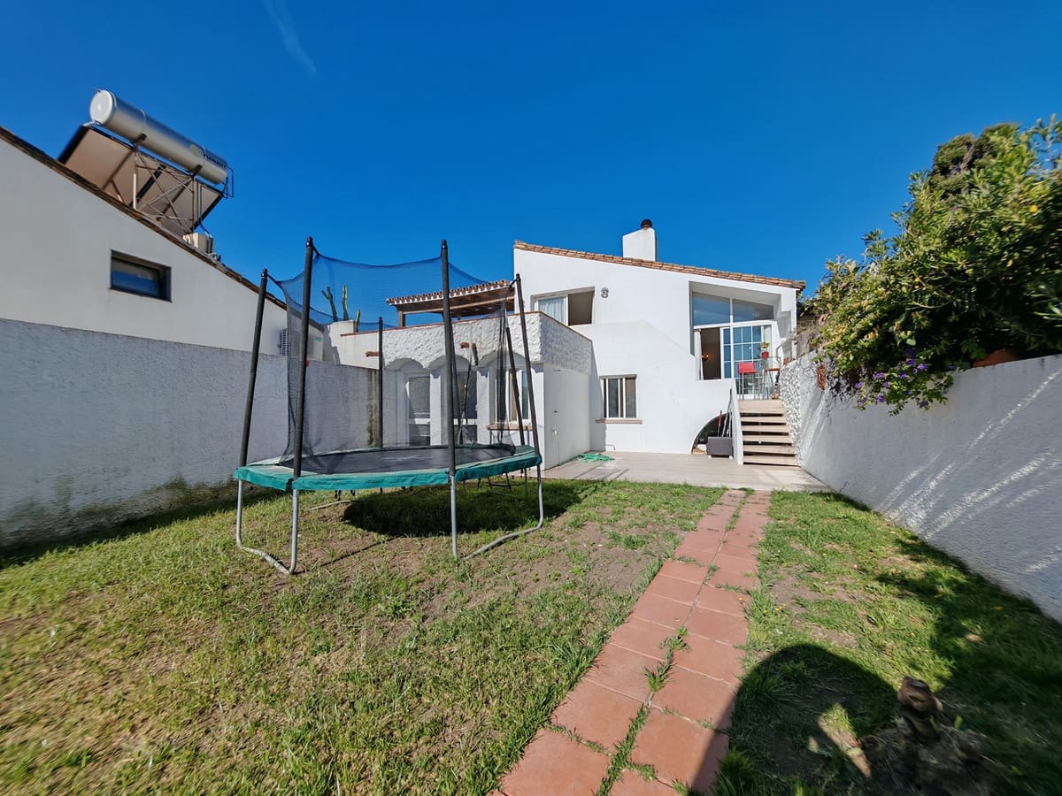 3 soveværelse Villa til salg i Bahia Dorada med swimmingpool - € 549.000 (Ref: 8976510)