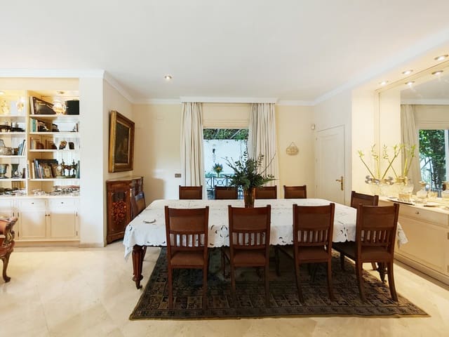 5 sypialnia Willa na sprzedaż w Los Monteros, Marbella z basenem garażem - 4 500 000 € (Ref: 8982724)