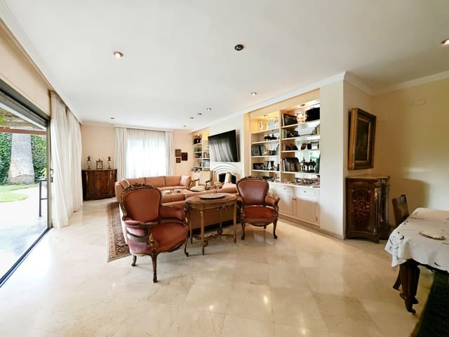 5 soveværelse Villa til salg i Los Monteros, Marbella med swimmingpool garage - € 4.500.000 (Ref: 8982724)