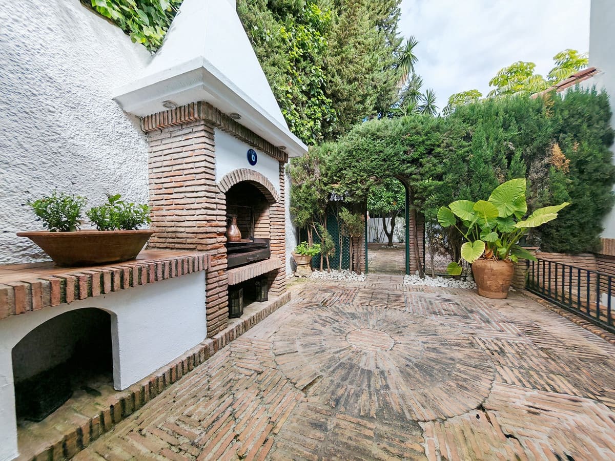 5 soverom Villa til salgs i Los Monteros med svømmebasseng garasje - € 4 500 000 (Ref: 8982724)