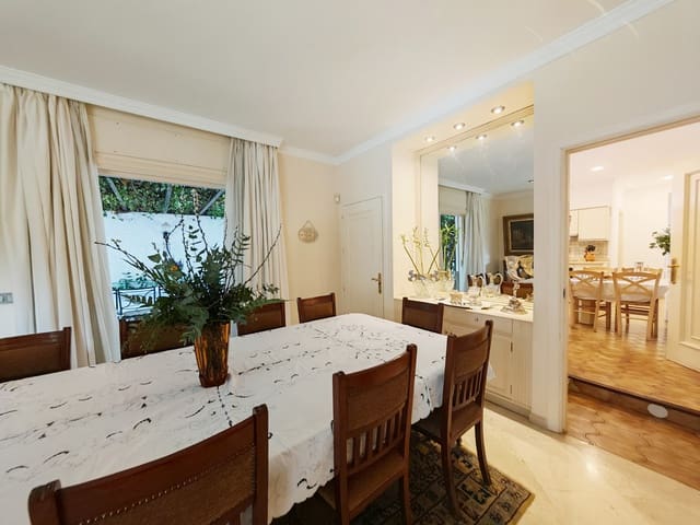 5 soveværelse Villa til salg i Los Monteros, Marbella med swimmingpool garage - € 4.500.000 (Ref: 8982724)