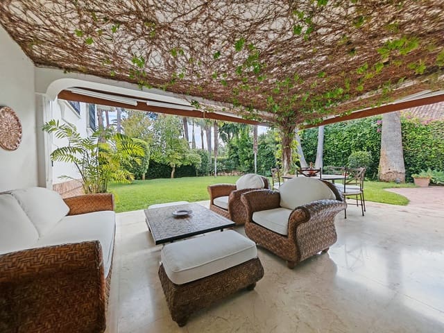 5 soveværelse Villa til salg i Los Monteros, Marbella med swimmingpool garage - € 4.500.000 (Ref: 8982724)