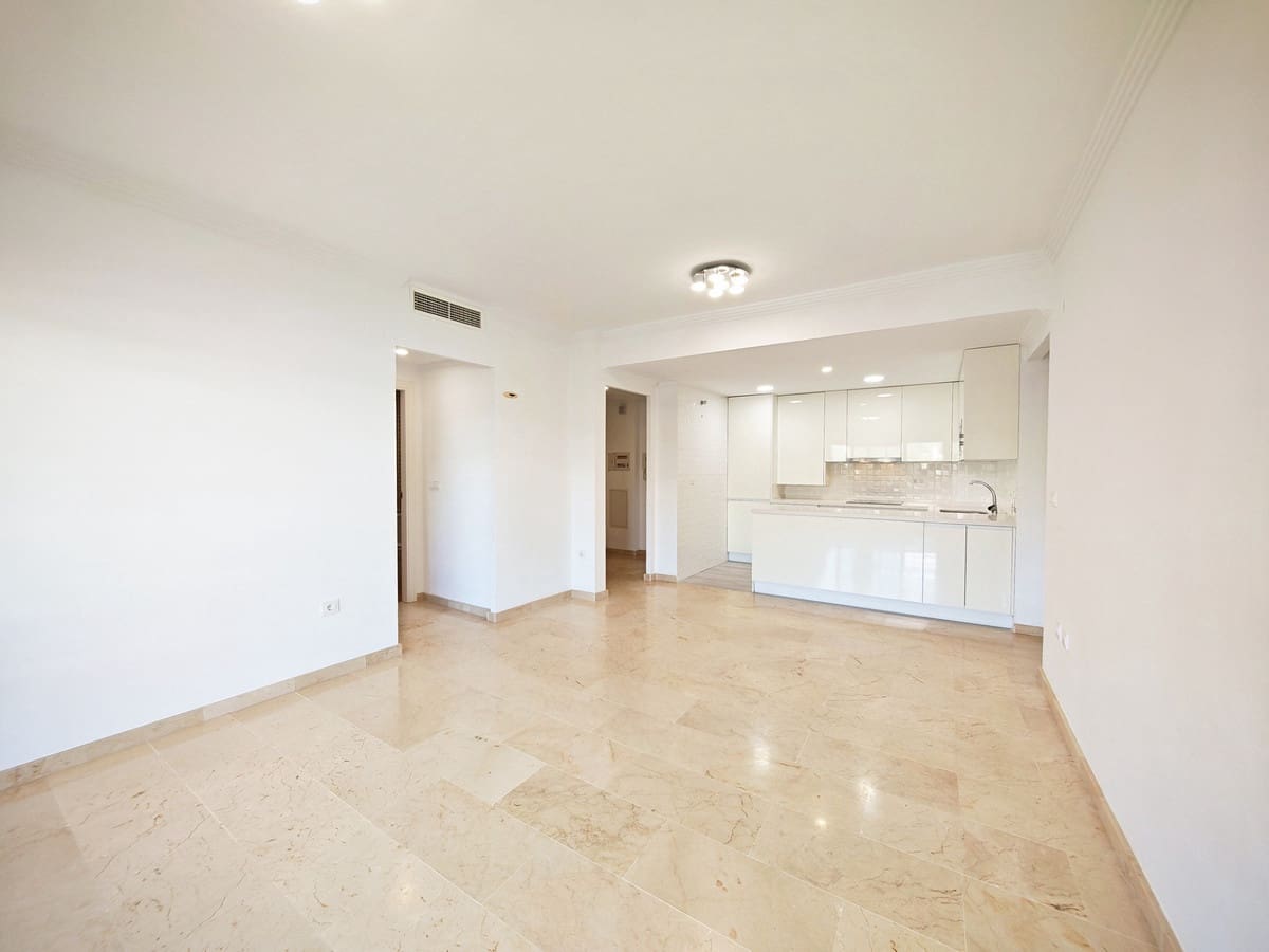 2 soveværelse Lejlighed til salg i Elviria med swimmingpool garage - € 350.000 (Ref: 9159896)