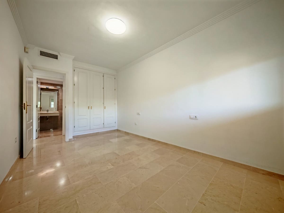 2 soveværelse Lejlighed til salg i Elviria med swimmingpool garage - € 350.000 (Ref: 9159896)