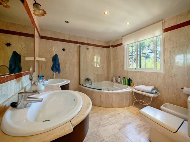 Ático de 2 habitaciones en Elviria, Marbella en venta con piscina - 495.000 € (Ref: 9161288)