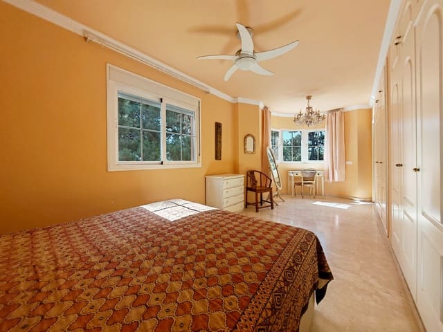 Ático de 2 habitaciones en Elviria, Marbella en venta con piscina - 495.000 € (Ref: 9161288)