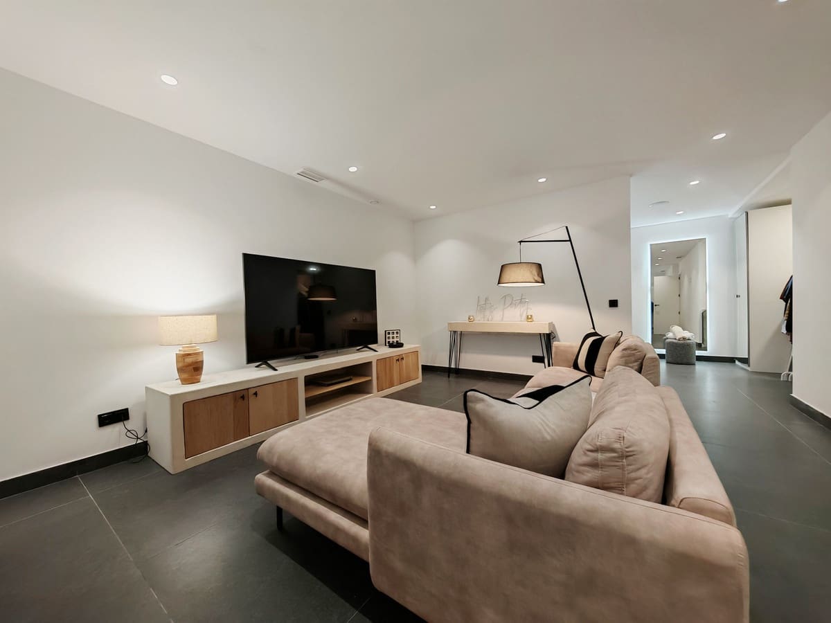 5 bedroom Villa for sale in Estepona with pool garage - € 1,395,000 (Ref: 9175062)