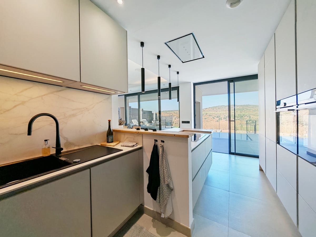 5 bedroom Villa for sale in Estepona with pool garage - € 1,395,000 (Ref: 9175062)