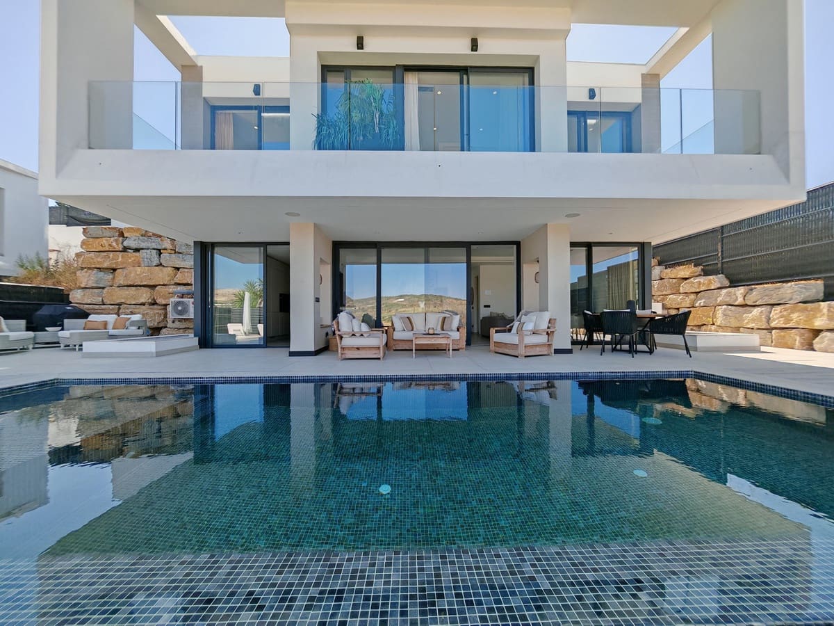 5 bedroom Villa for sale in Estepona with pool garage - € 1,395,000 (Ref: 9175062)