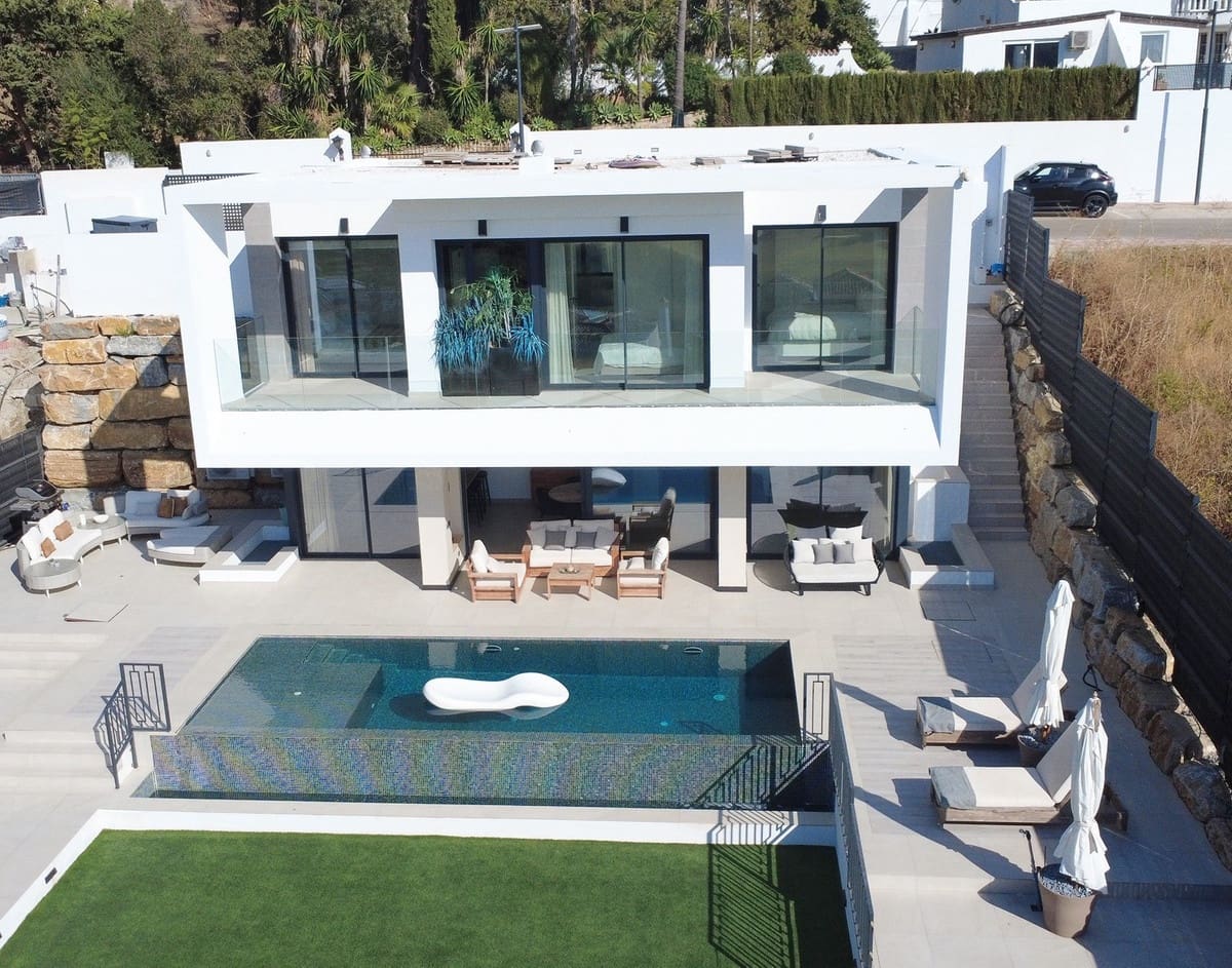 4 bedroom Villa for sale in Estepona with pool garage - € 1,395,000 (Ref: 9175062)